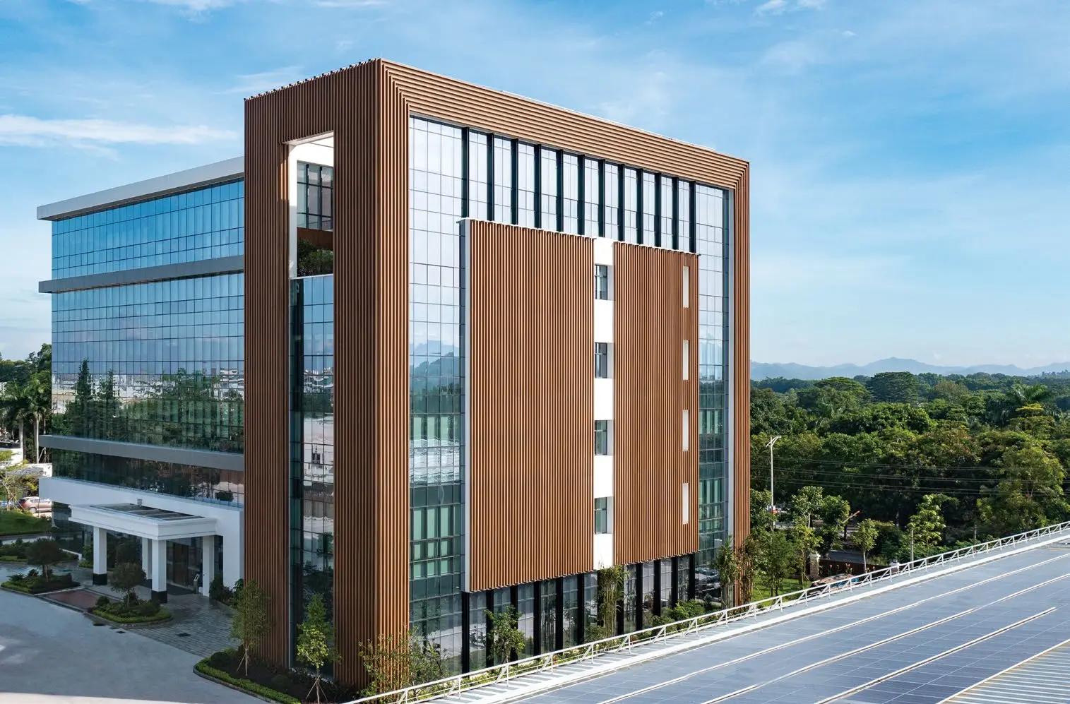 Architektonická fasáda z hliníkových profilů ALWOOD v dekoru dřeva