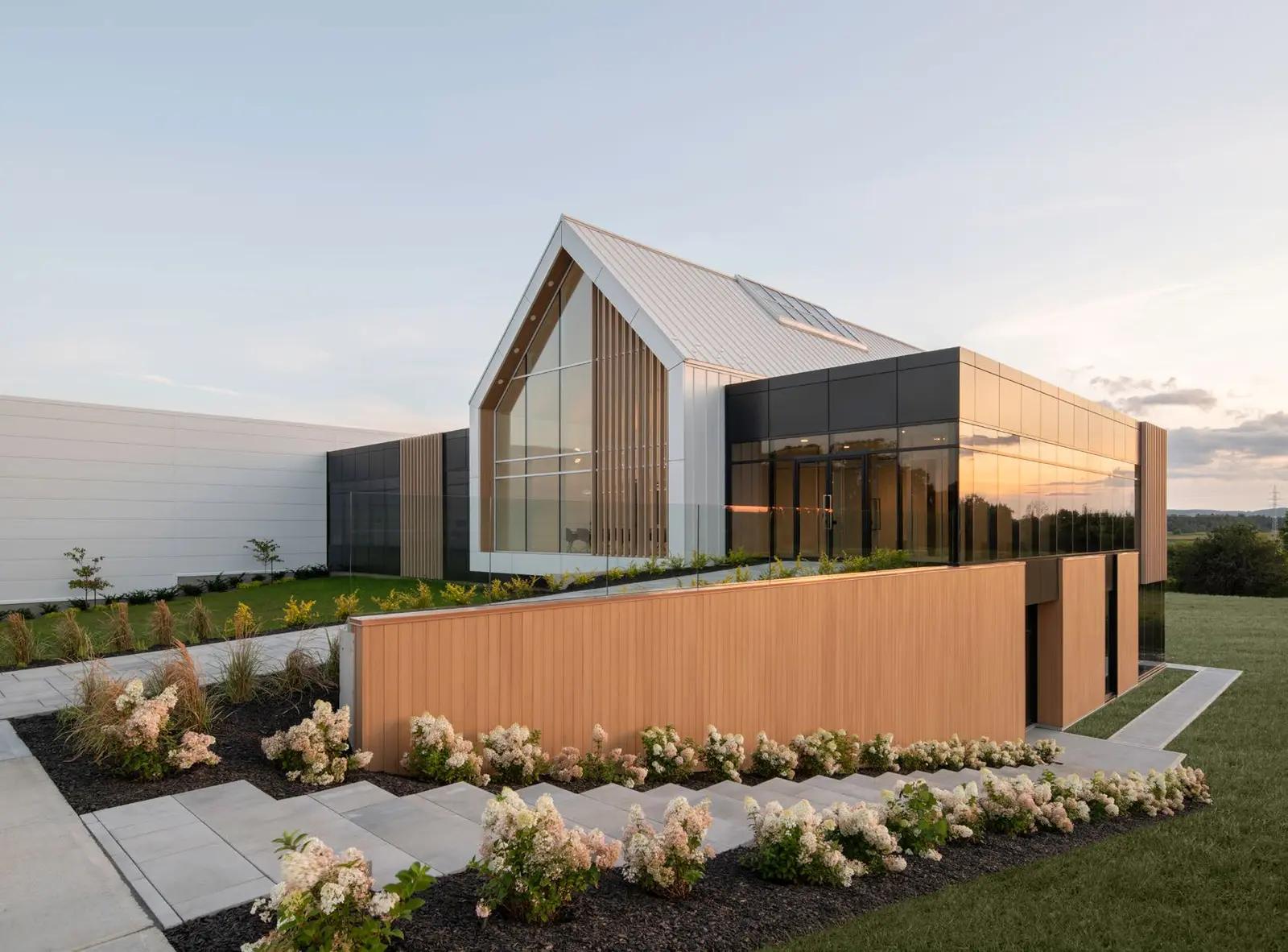 Plot a brána z architektonických hliníkových profilů ALWOOD