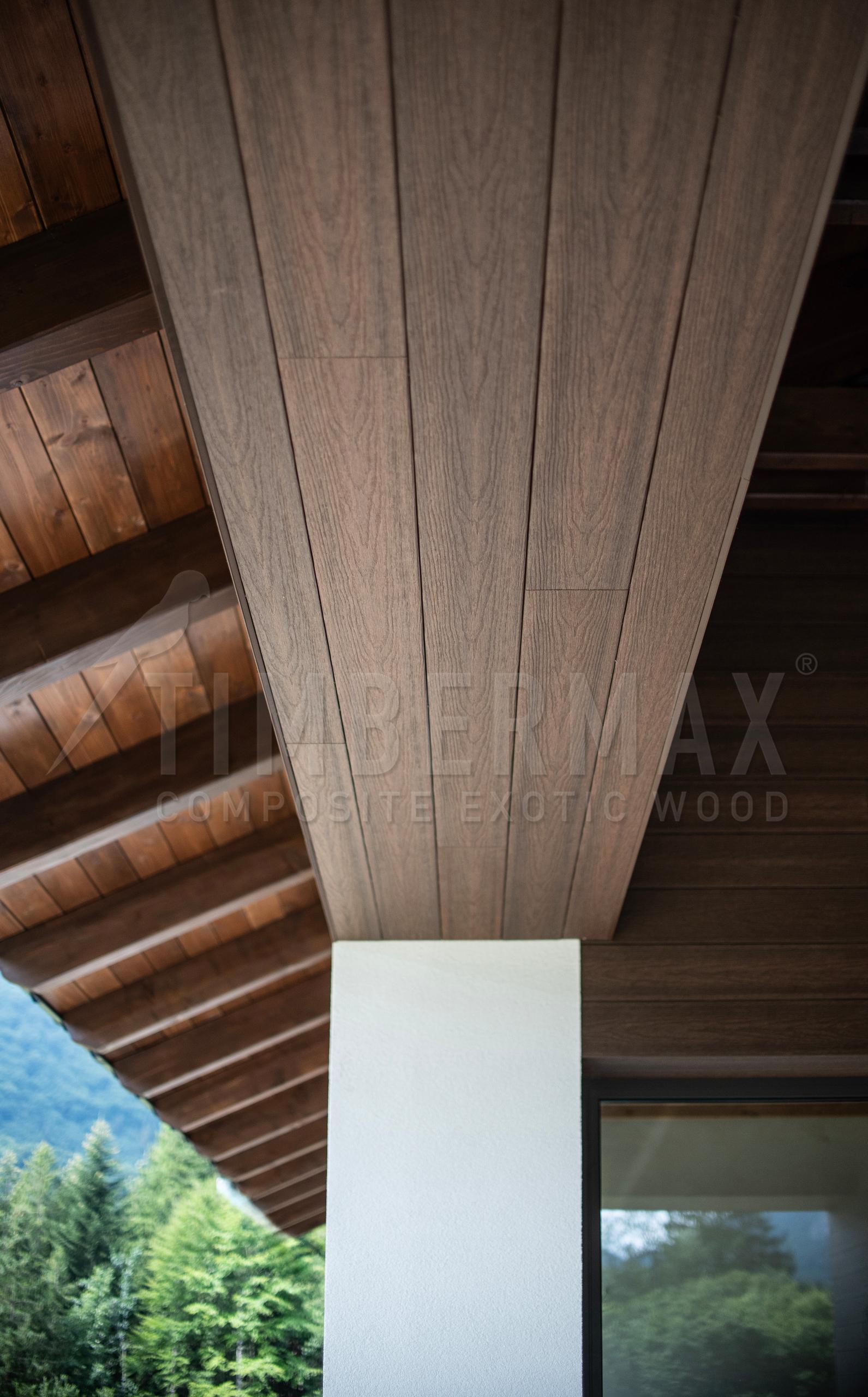 detail odvětrané fasády s kompozitním obkladem imitujícím dřevo