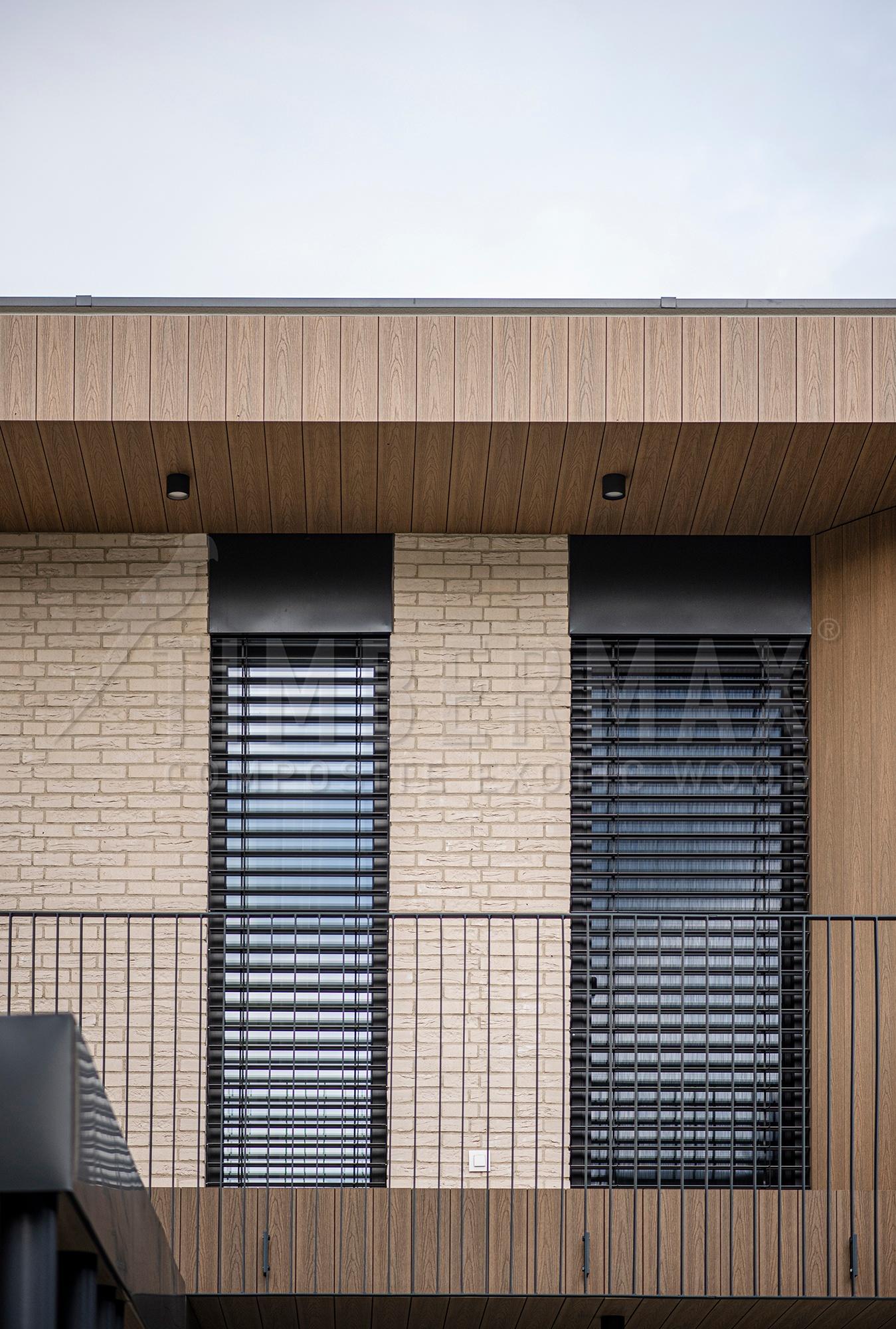 fasádní obklady imitace dřeva na předsazené fasádě rodinného domu