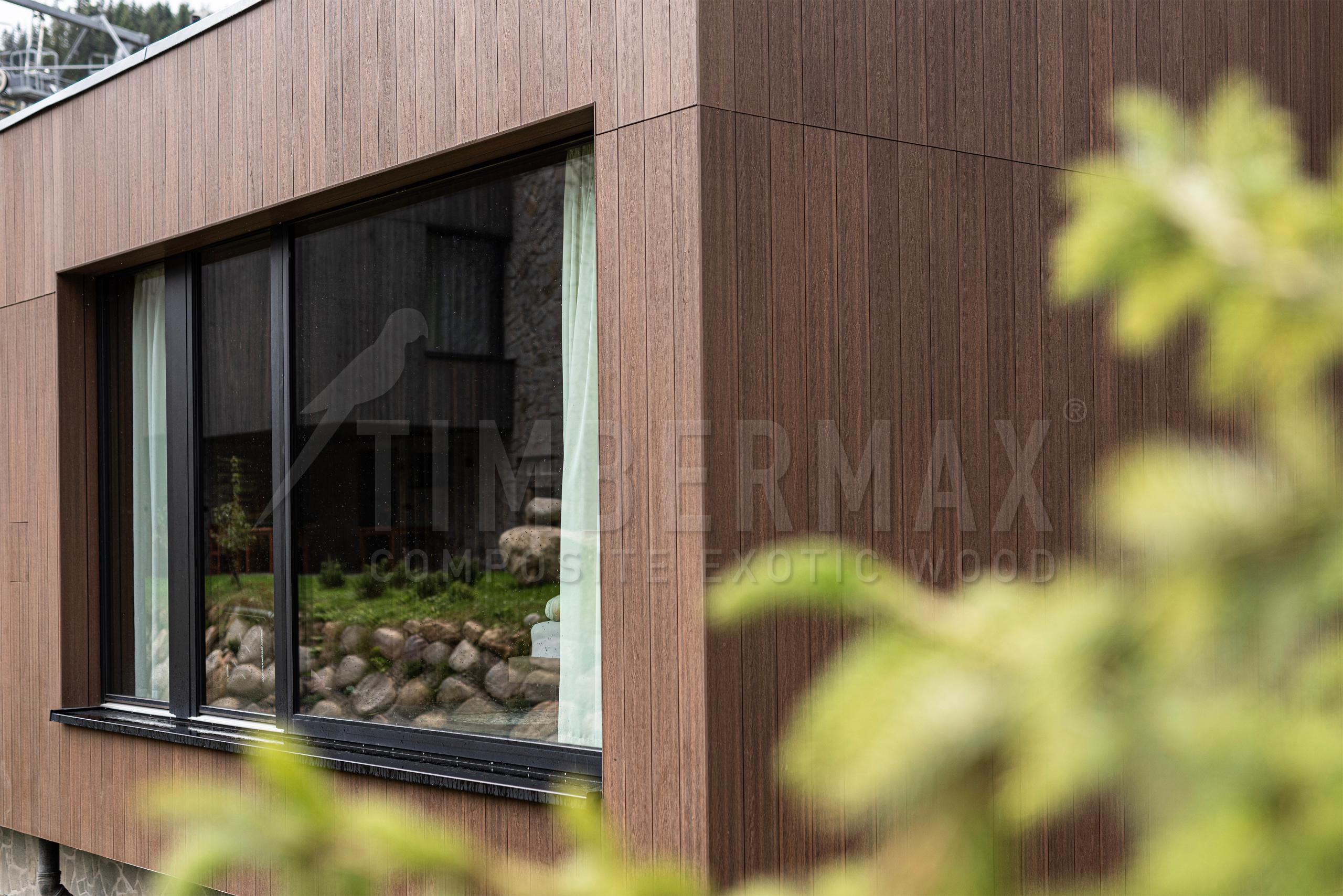 detail fasádních desek imitace dřeva na moderní architektuře domu