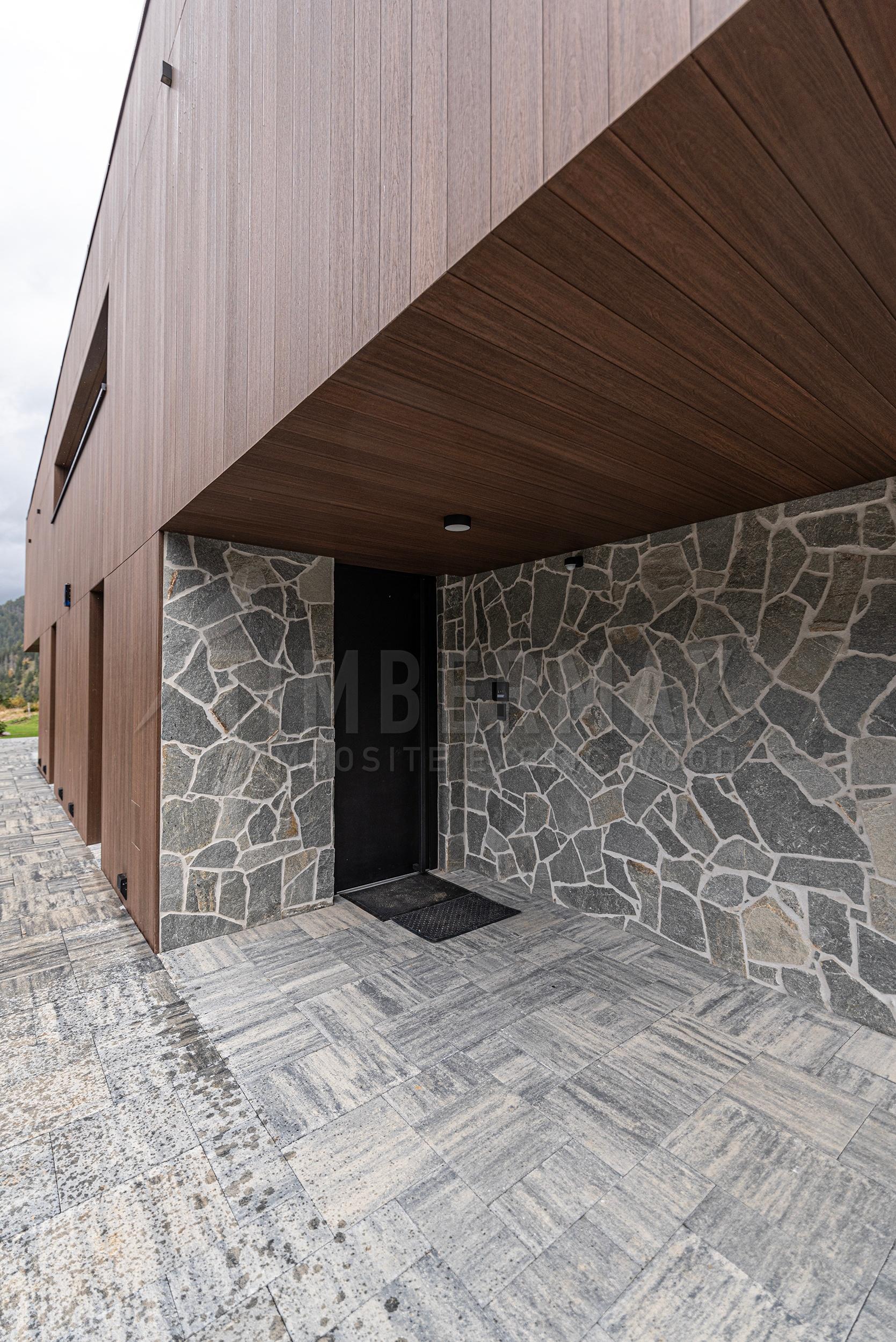 architektonický detail odvětrané fasády kombinované s kamenným obkladem