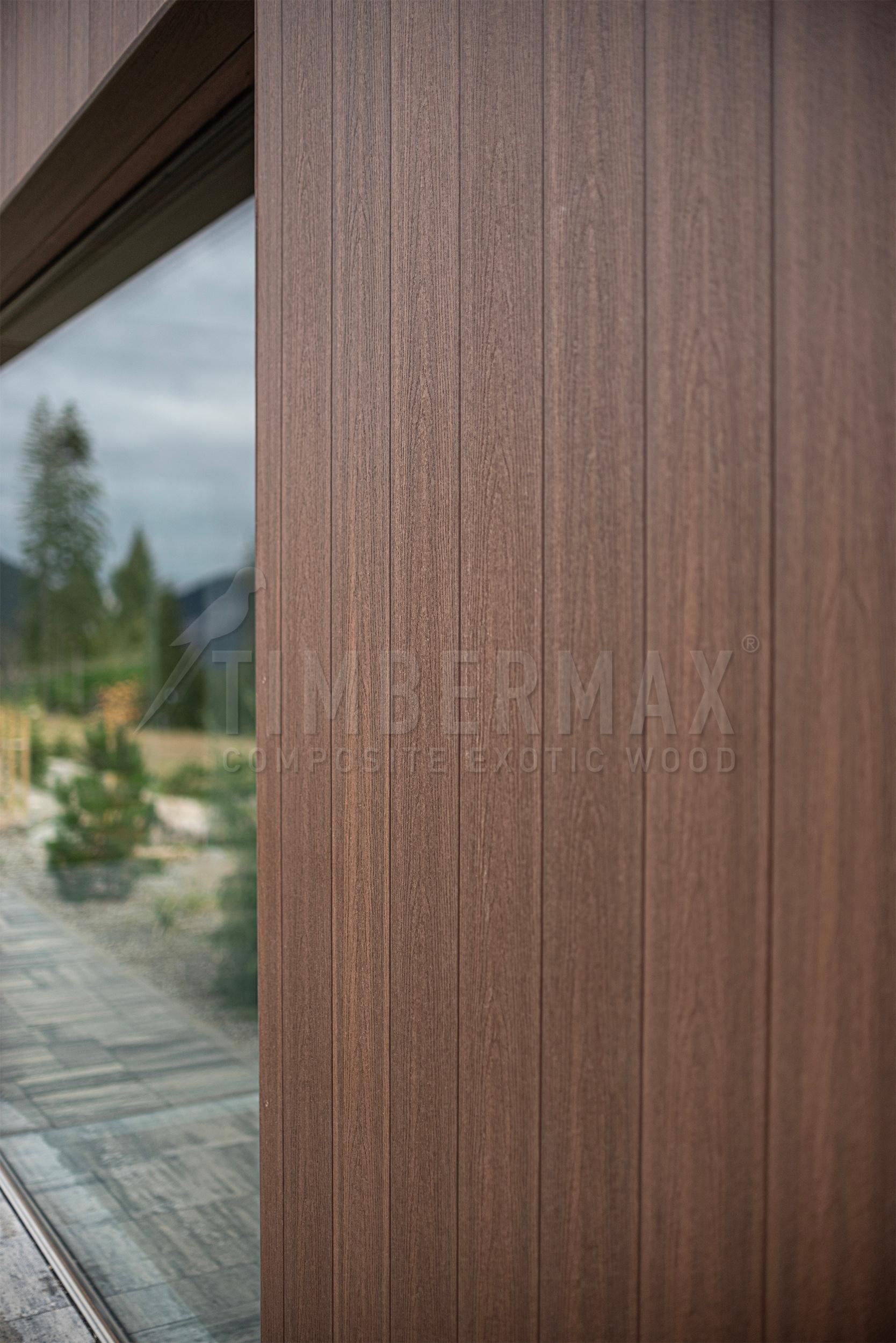 detail moderního fasádního obkladu imitace dřeva na architektuře domu