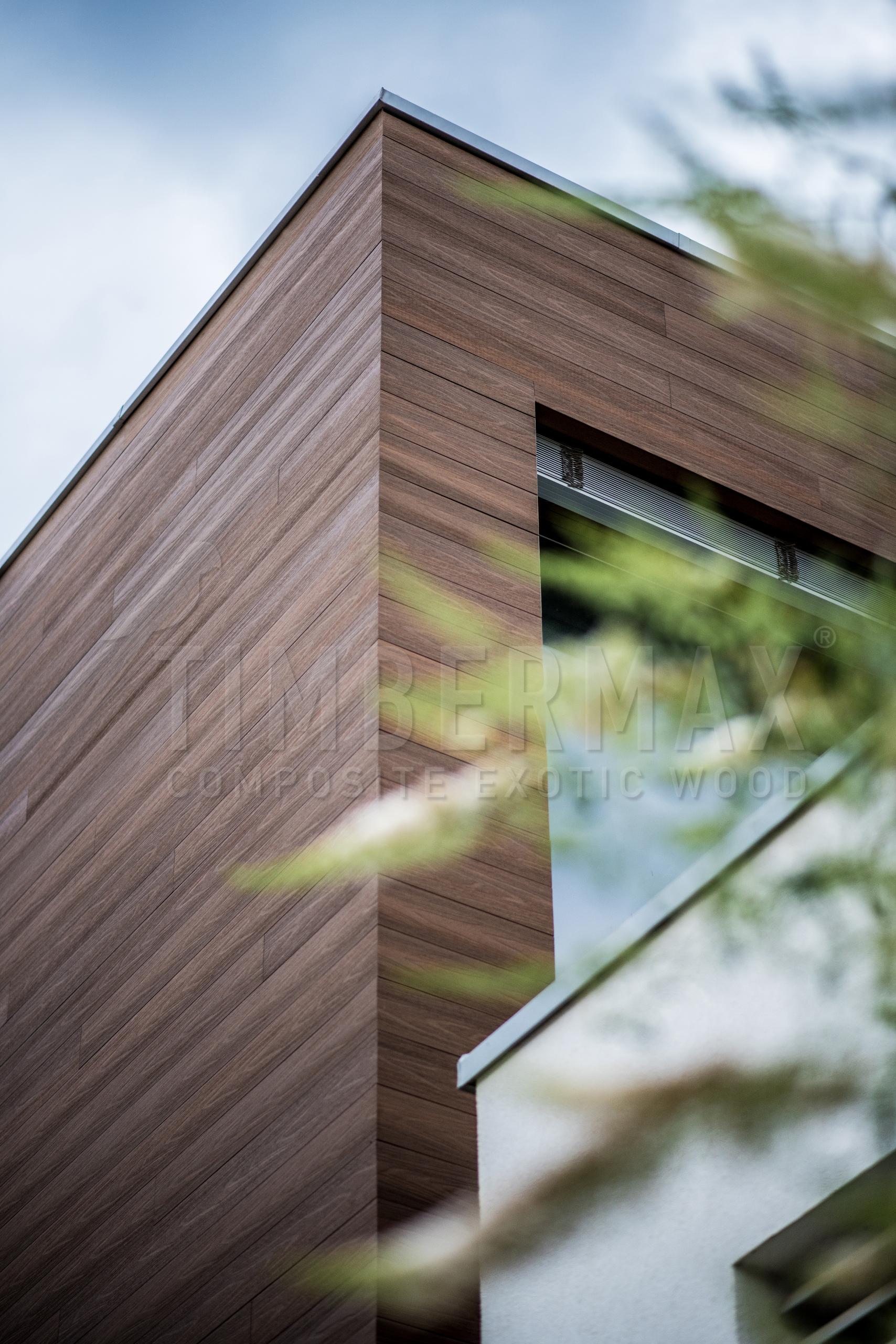 detail moderní fasády s obkladem imitujícím dřevo u okna