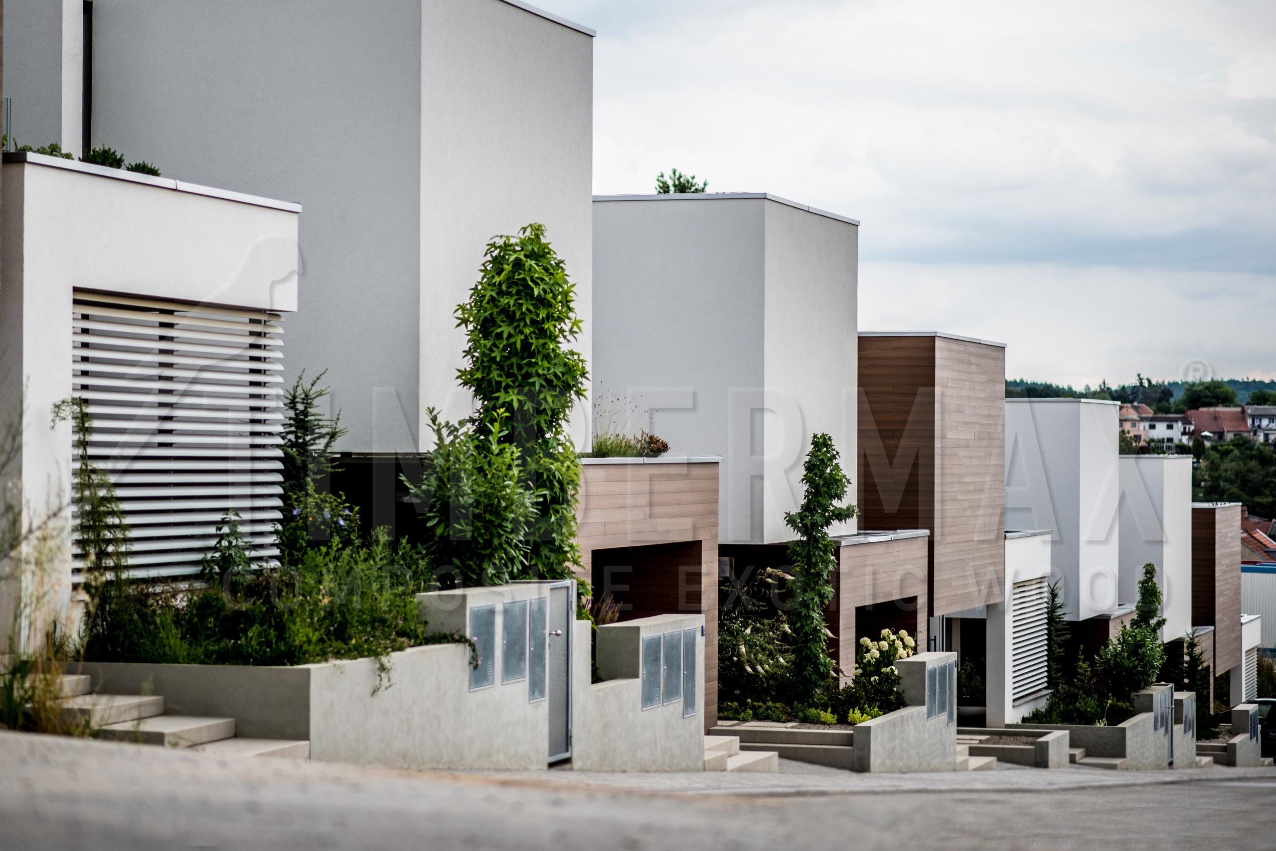 moderní rodinné domy s minimalistickou architekturou a kombinací bílé fasády a dřevodekor obkladu