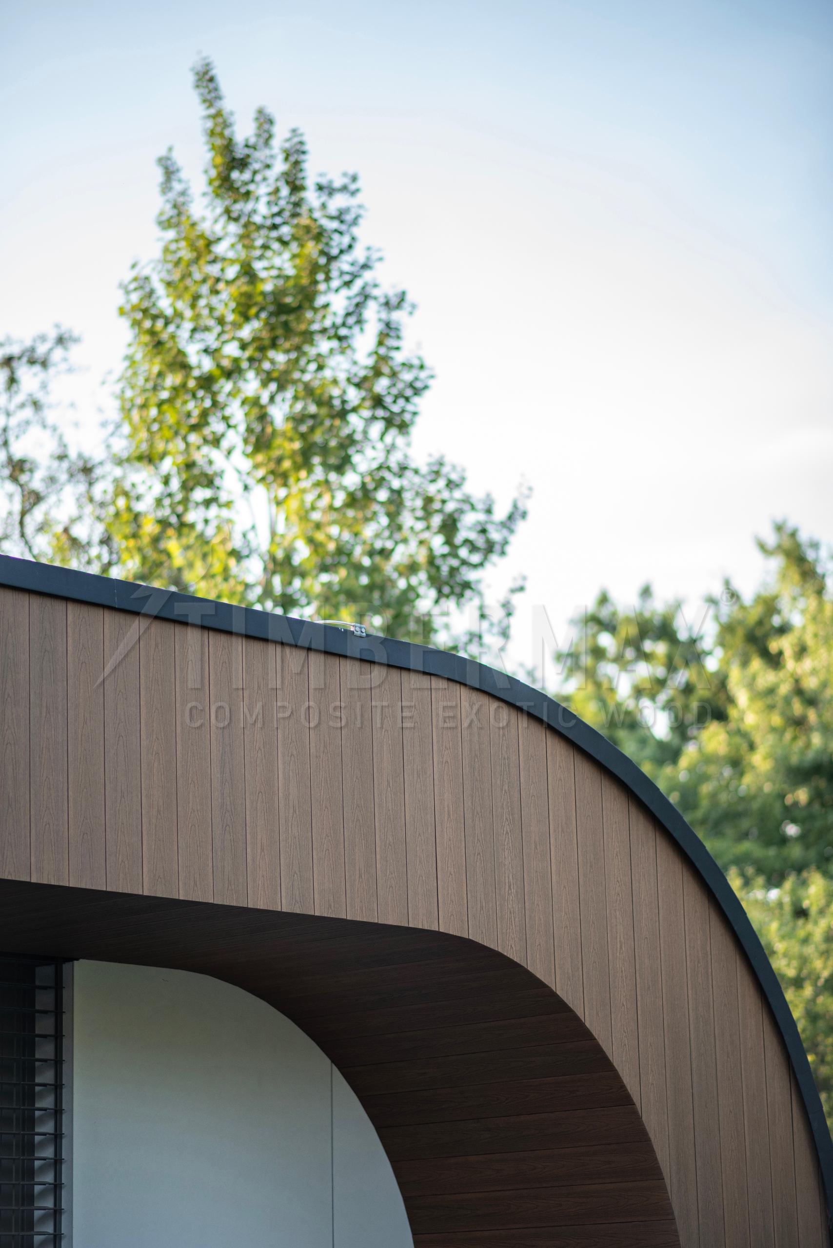 moderní architektura domu s oblou střechou a dřevodekor fasádou