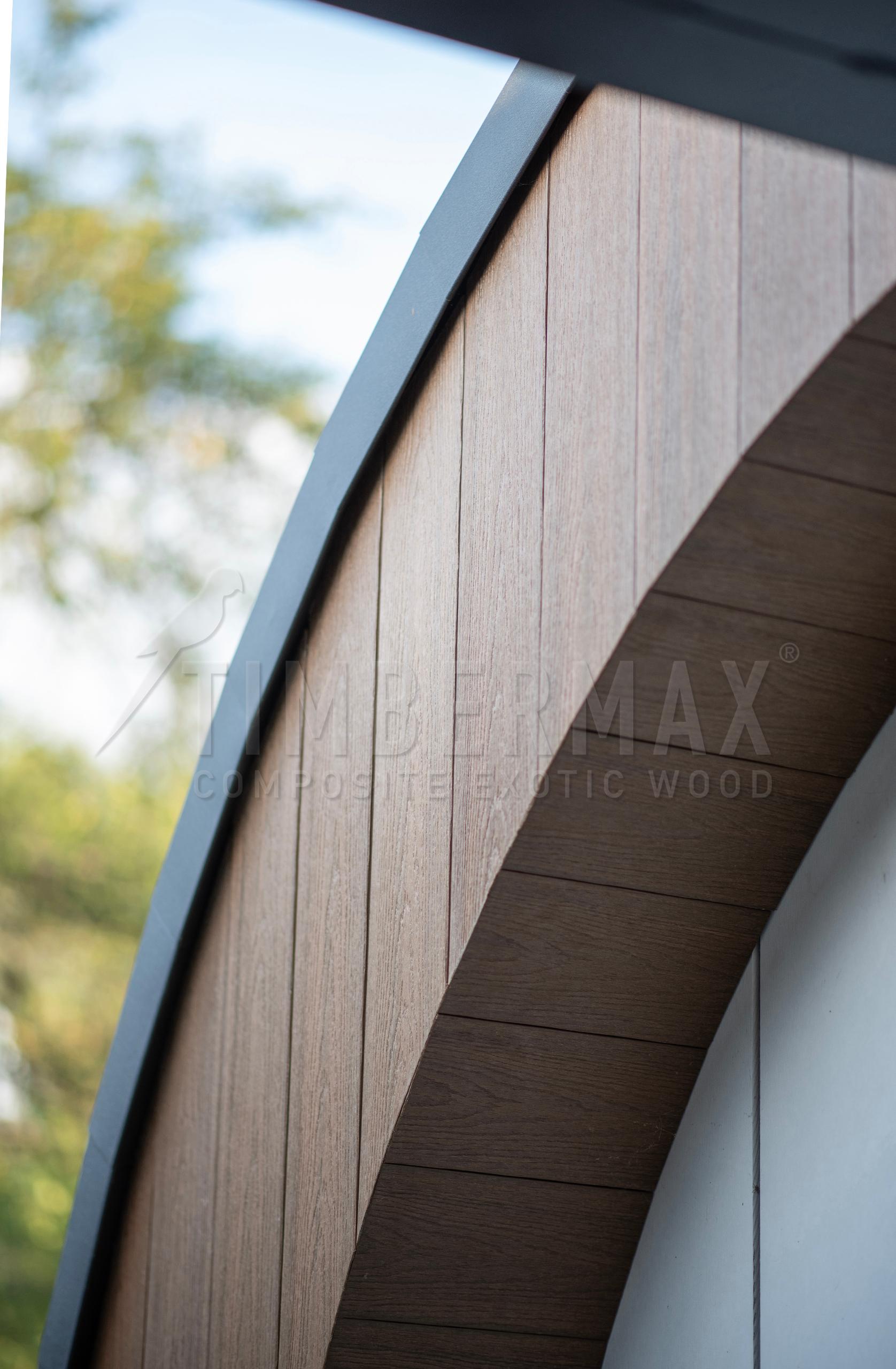 detail fasádního obkladu imitujícího dřevo na moderní architektuře