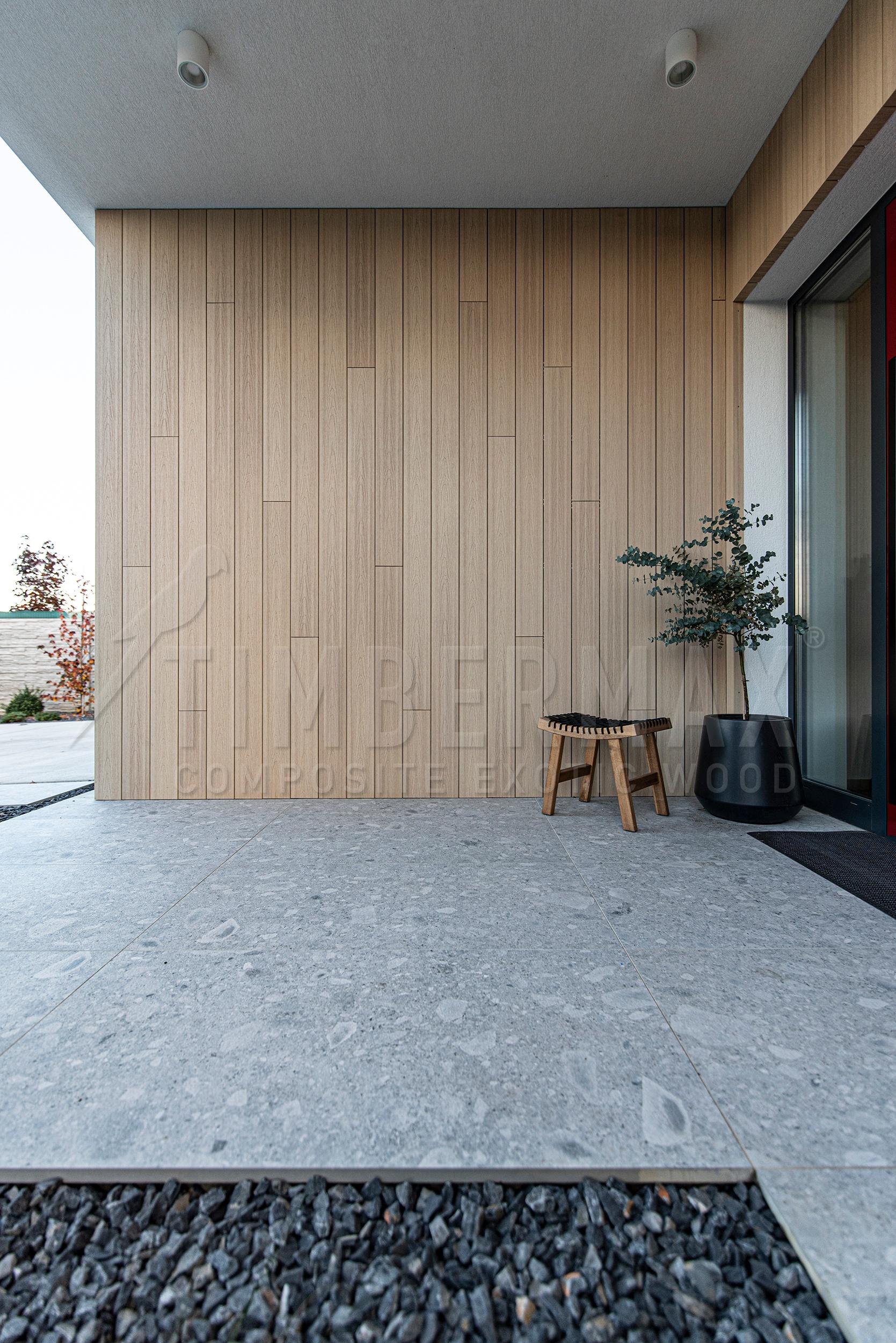 Detail svislé fasády u vstupu s profily T138 v odstínu Accoya