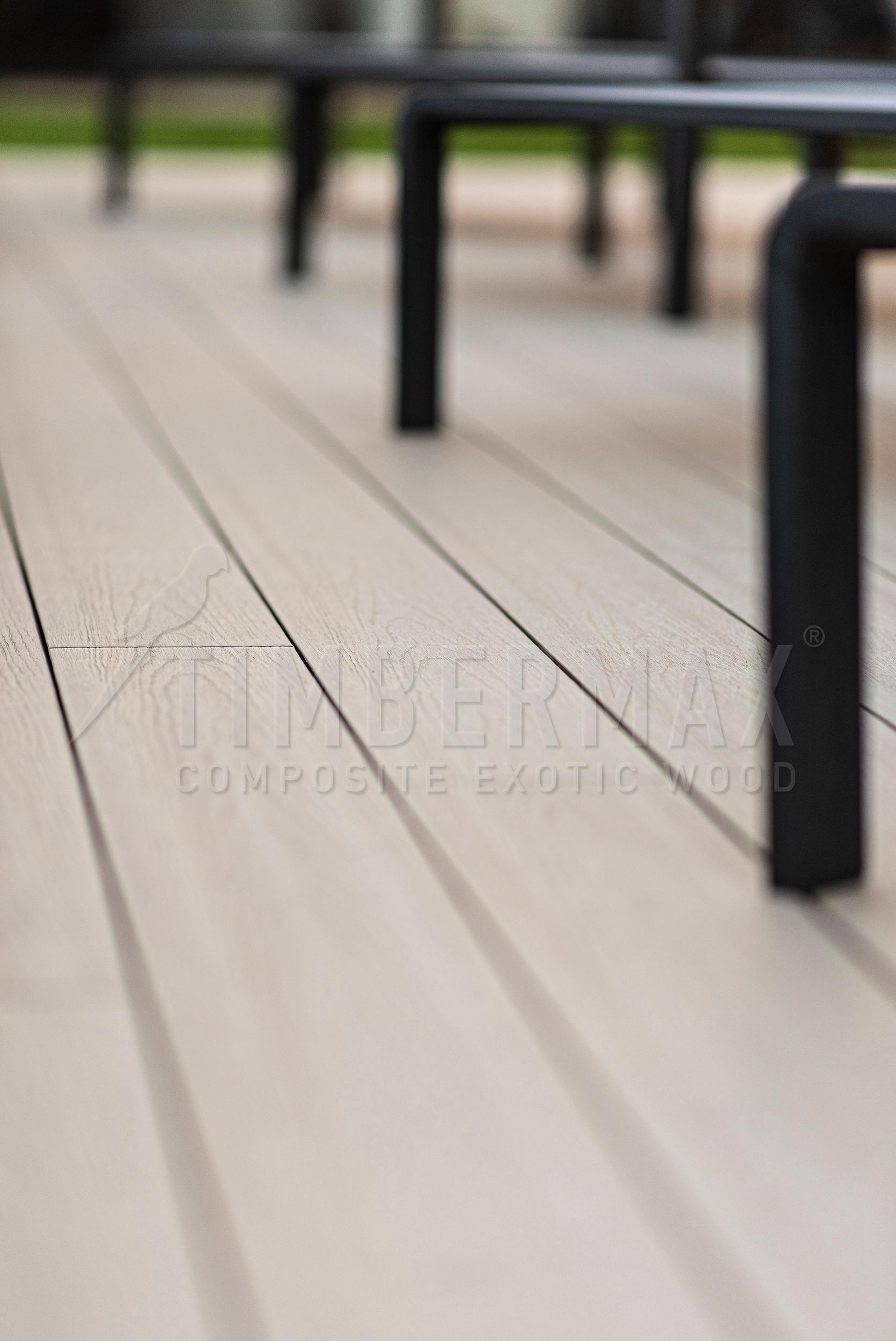 Detail spár a povrchu terasových profilů T138