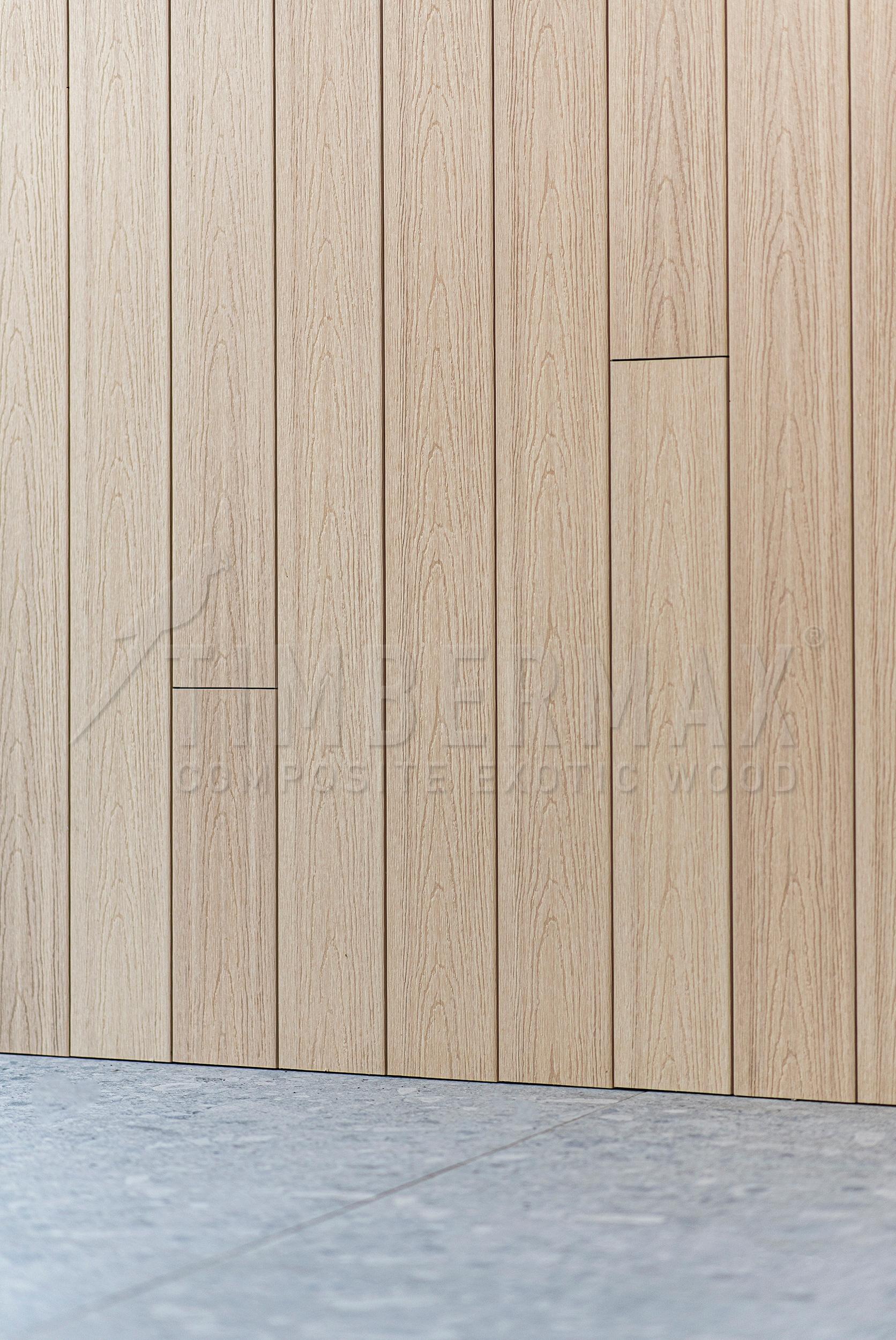 Detail svislých fasádních profilů T138 v odstínu Accoya