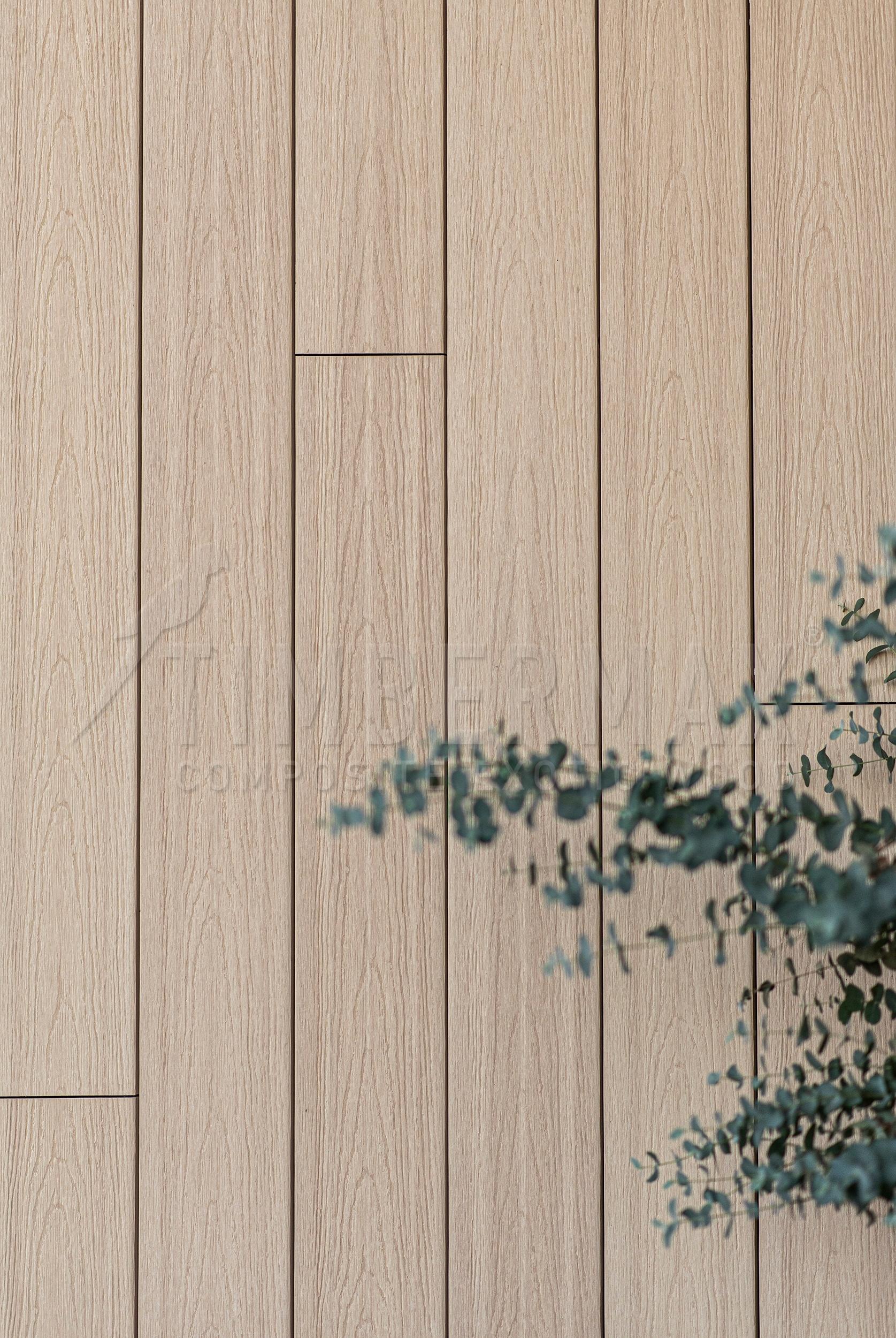 Detail kresby svislé fasády v odstínu Accoya s výsadbou v popředí