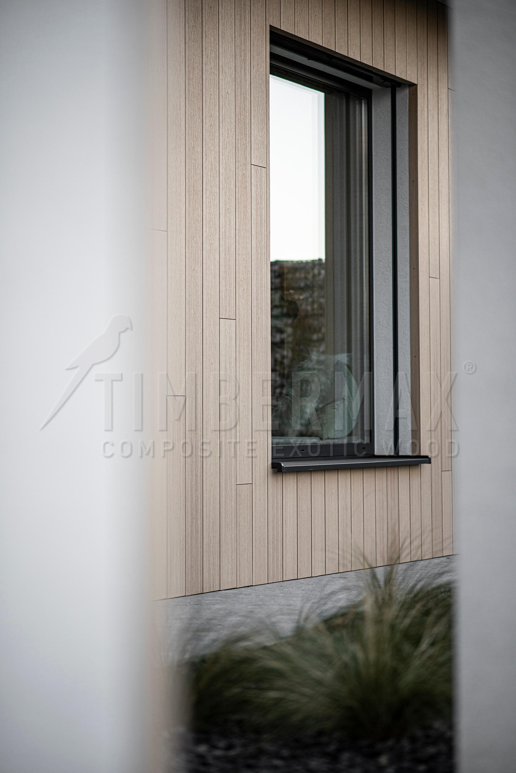 Detail okna osazeného ve svislé fasádě T138 v odstínu Accoya