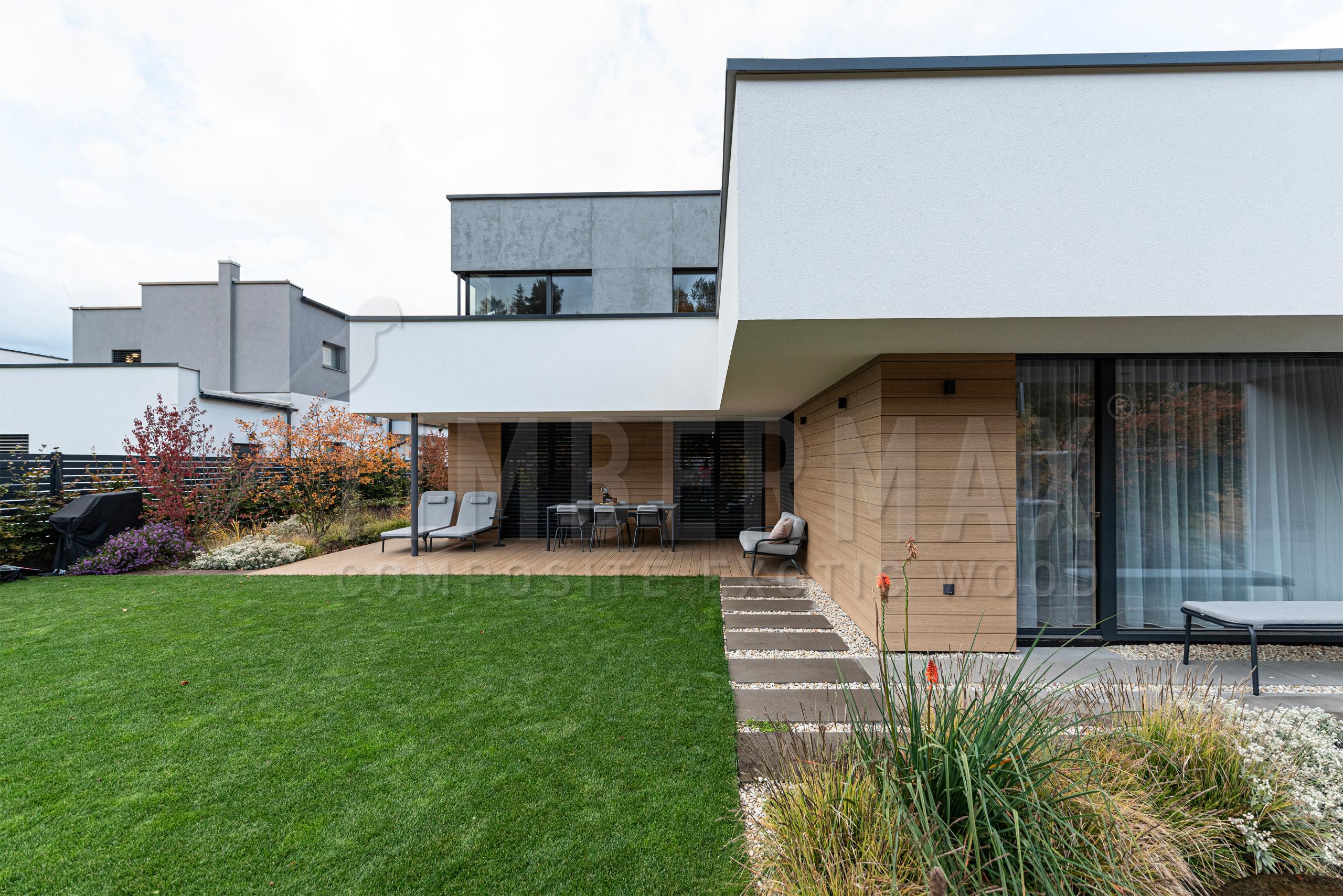 minimalistická architektura domu s kompozitním fasádním obkladem