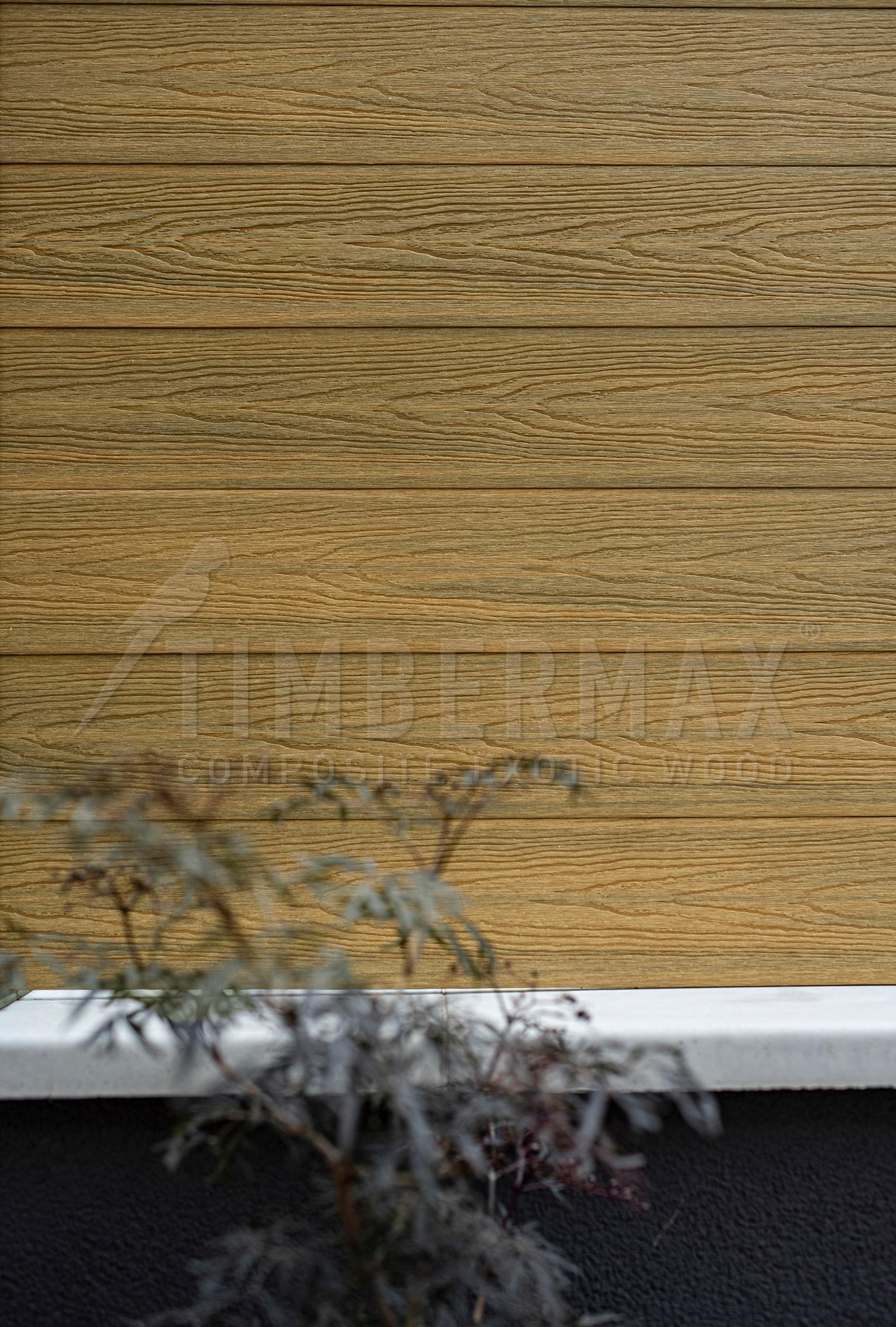 detail lehkého fasádního obkladu imitace dřeva na moderní fasádě