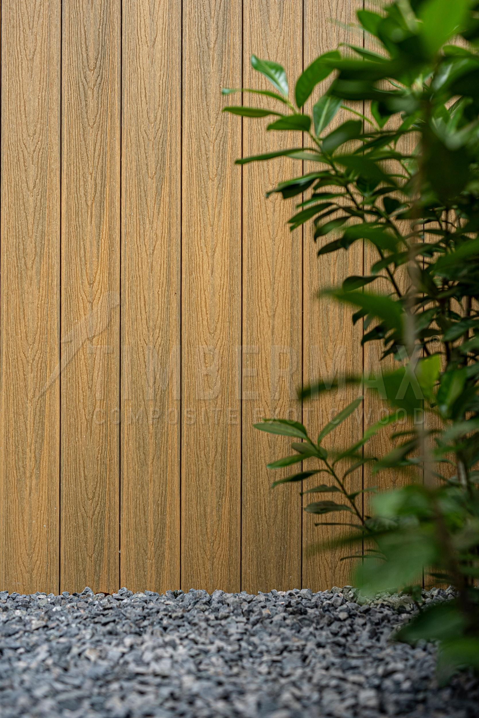 detail fasádního obkladu imitace dřeva z kompozitních desek na fasádu