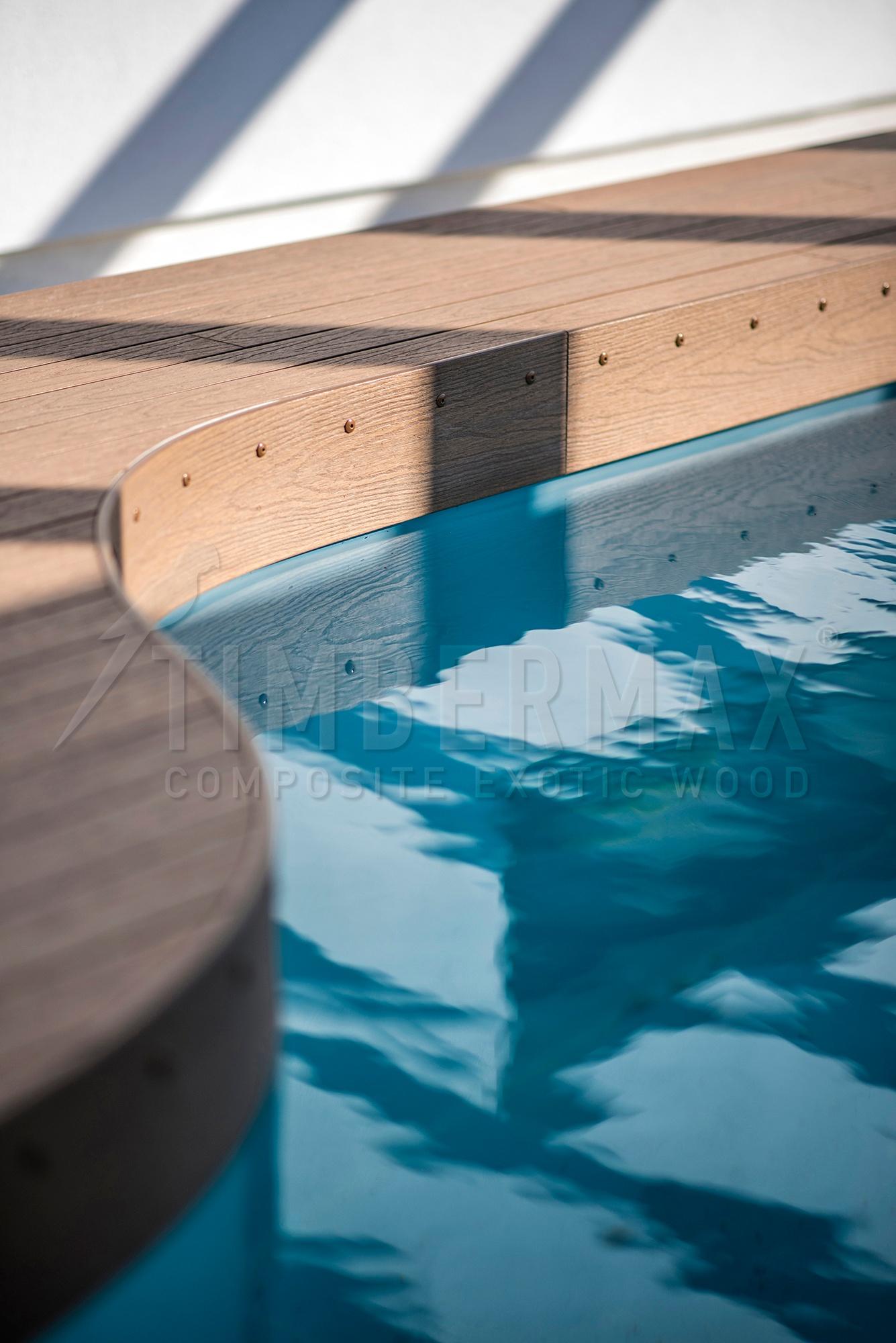 detail zaobleného okraje bazénu s kompozitními terasovými prkny