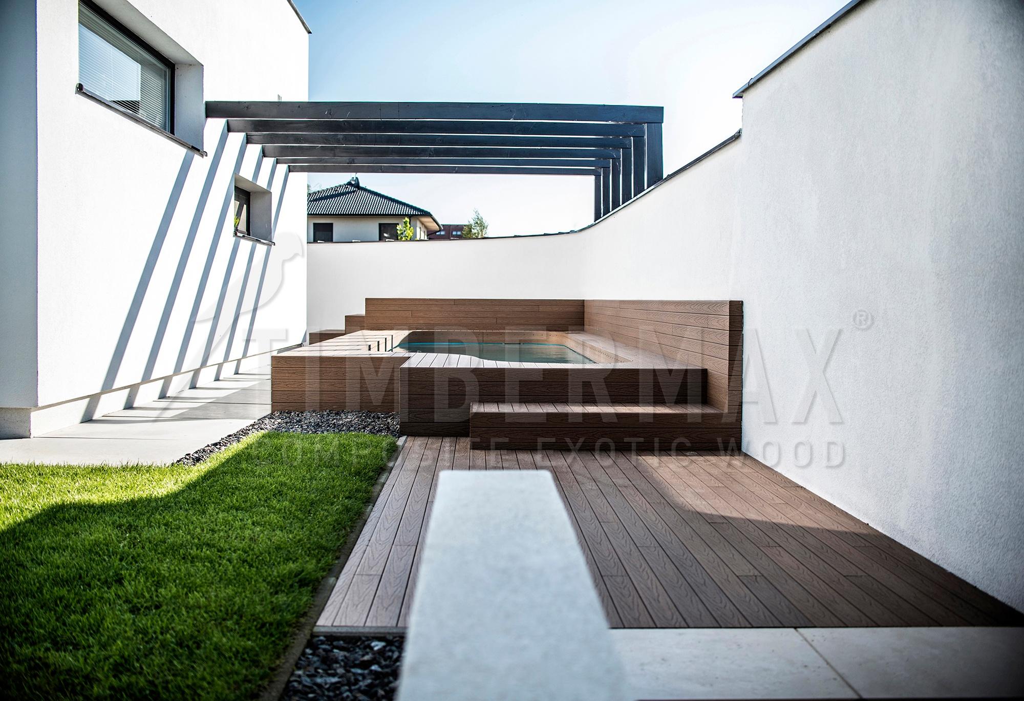 terasová prkna u bazénu v moderní minimalistické zahradě