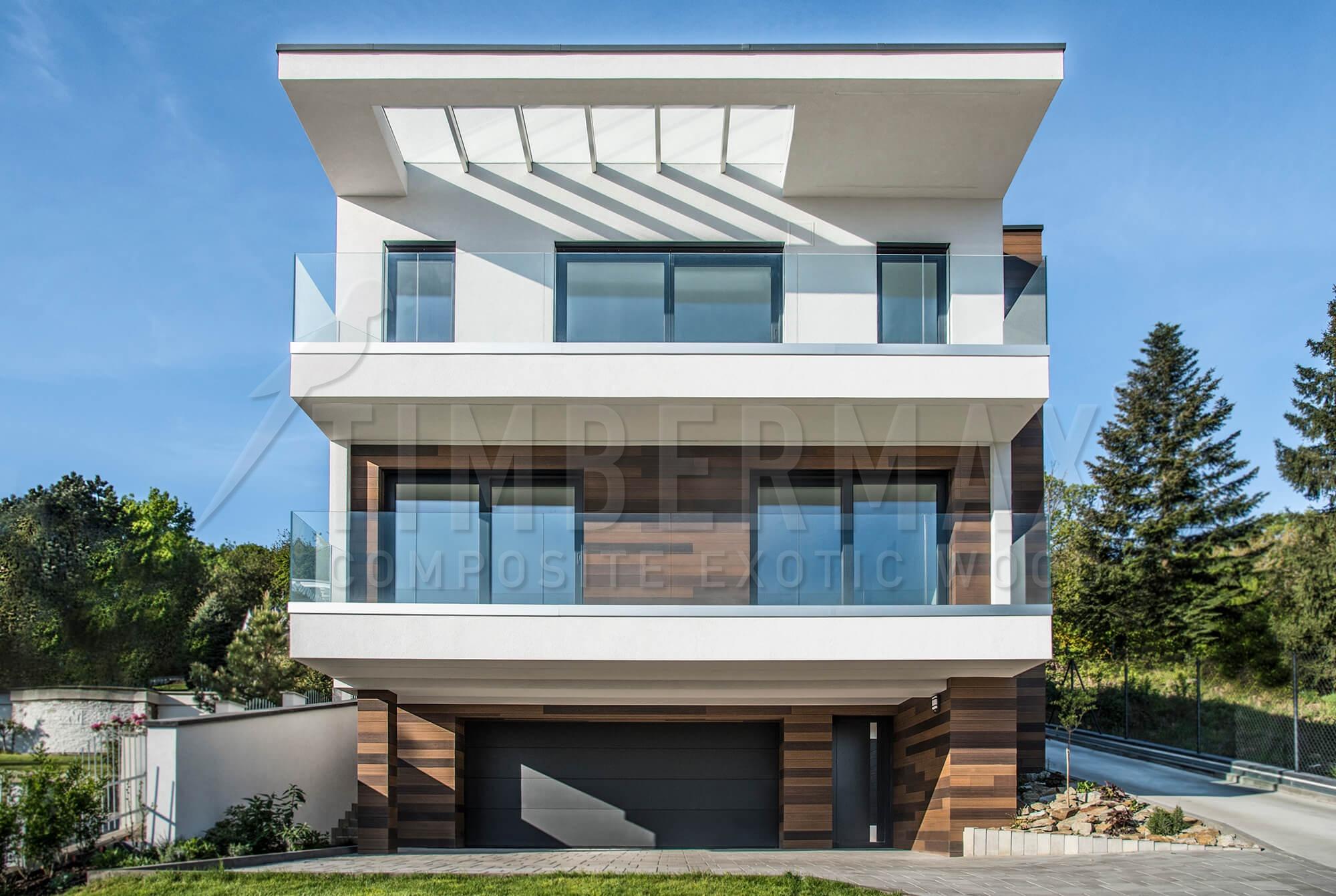 moderní architektura domu s fasádním obkladem imitace dřeva