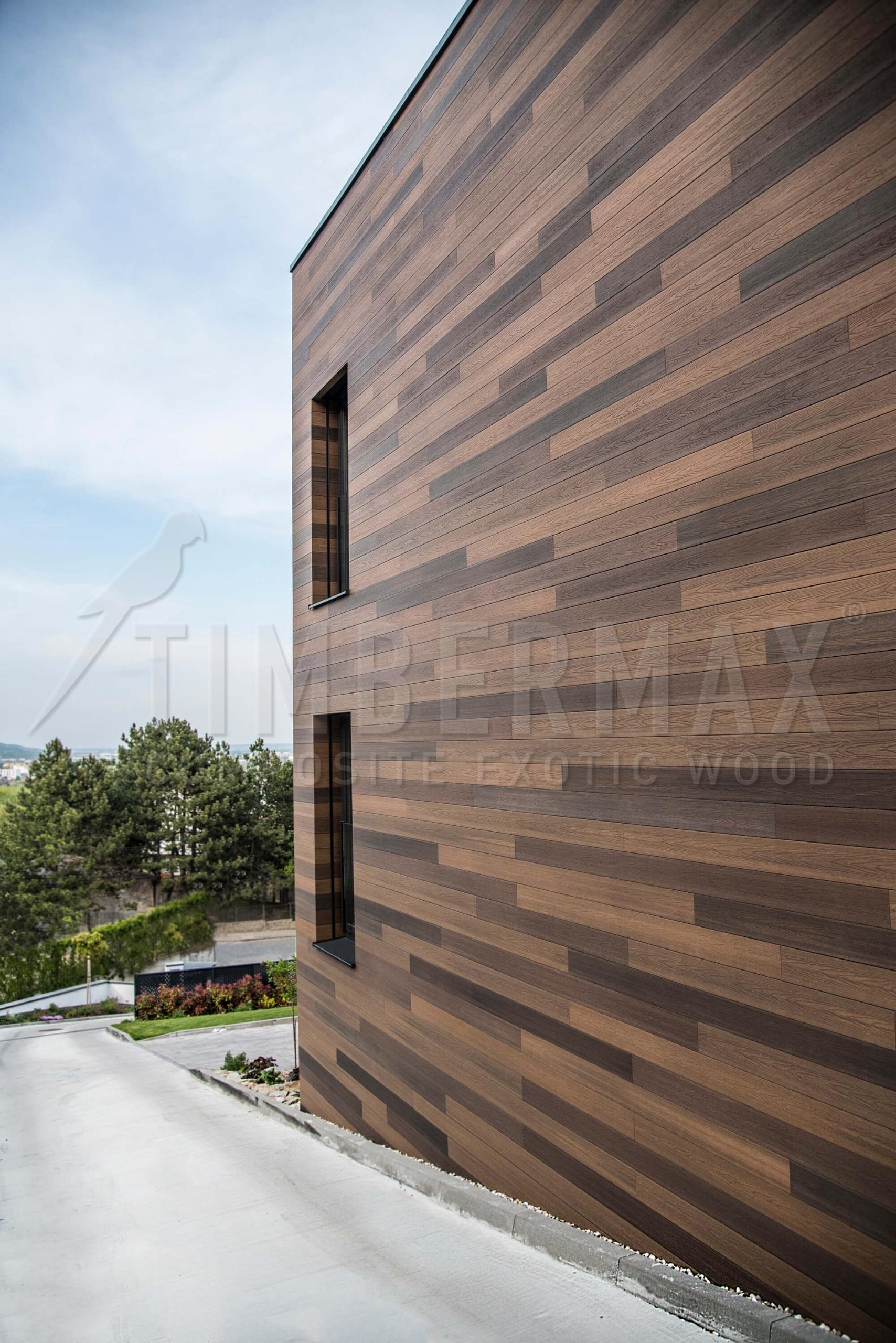 detail velkoplošného fasádního obkladu imitace dřeva – kompozitní desky pro fasádu TIMBERMAX