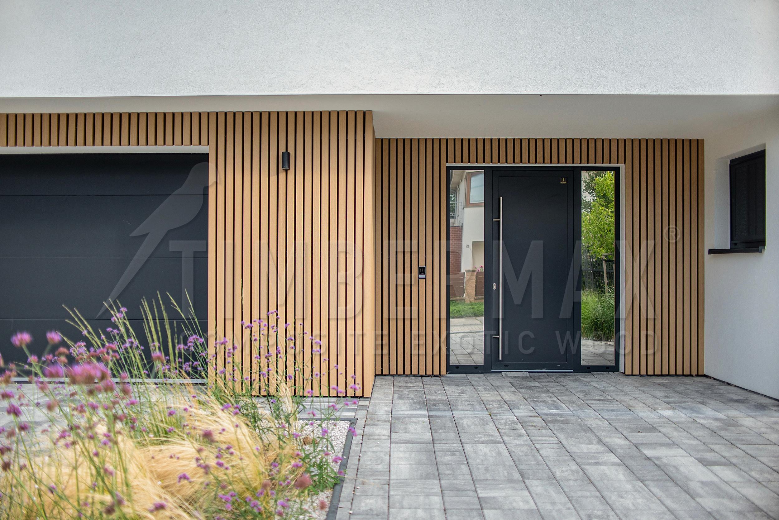 detail vstupu do domu s lamelovou fasádou imitující dřevo