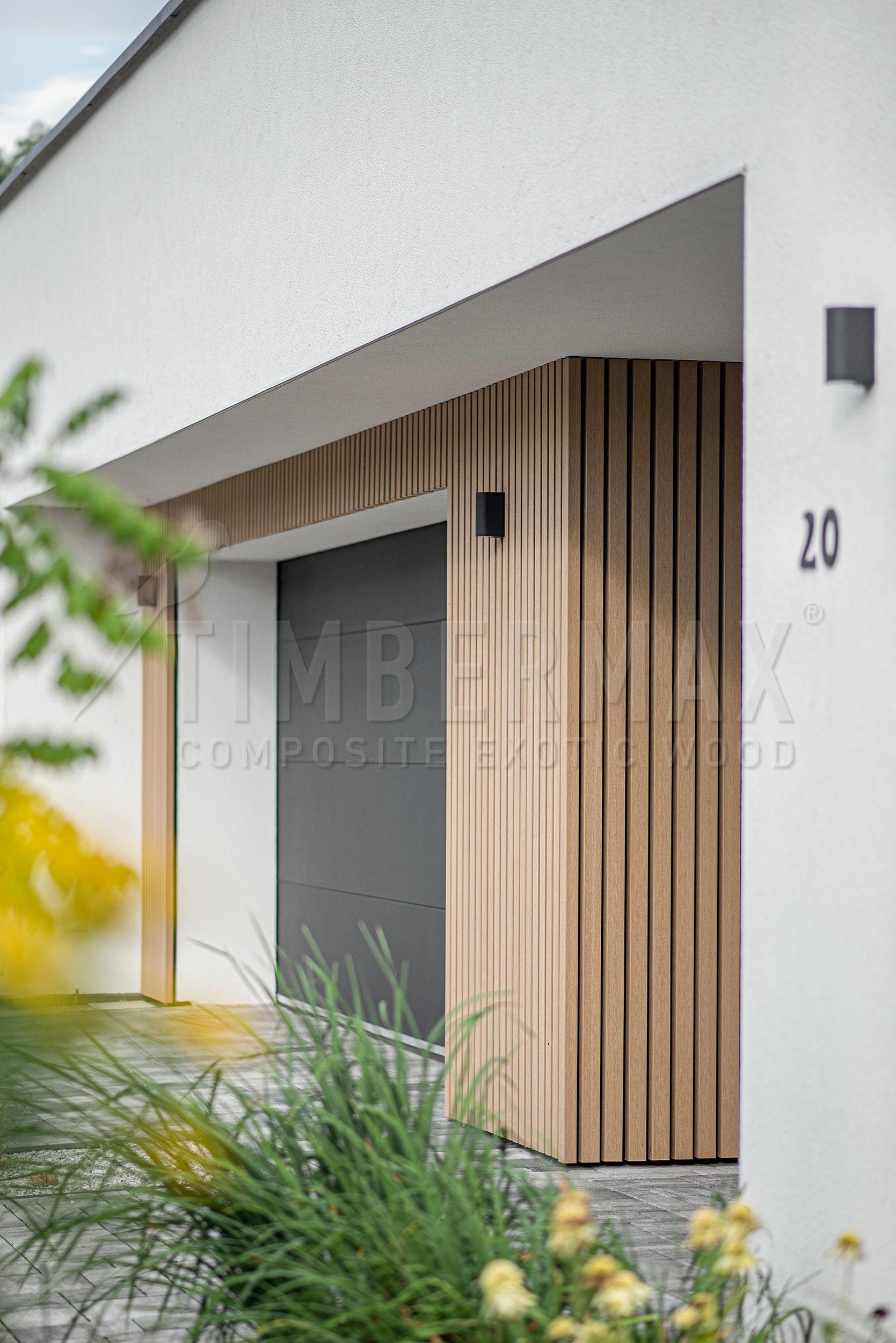 detail vstupu do domu s dřevoplastovými slunolamy na fasádě