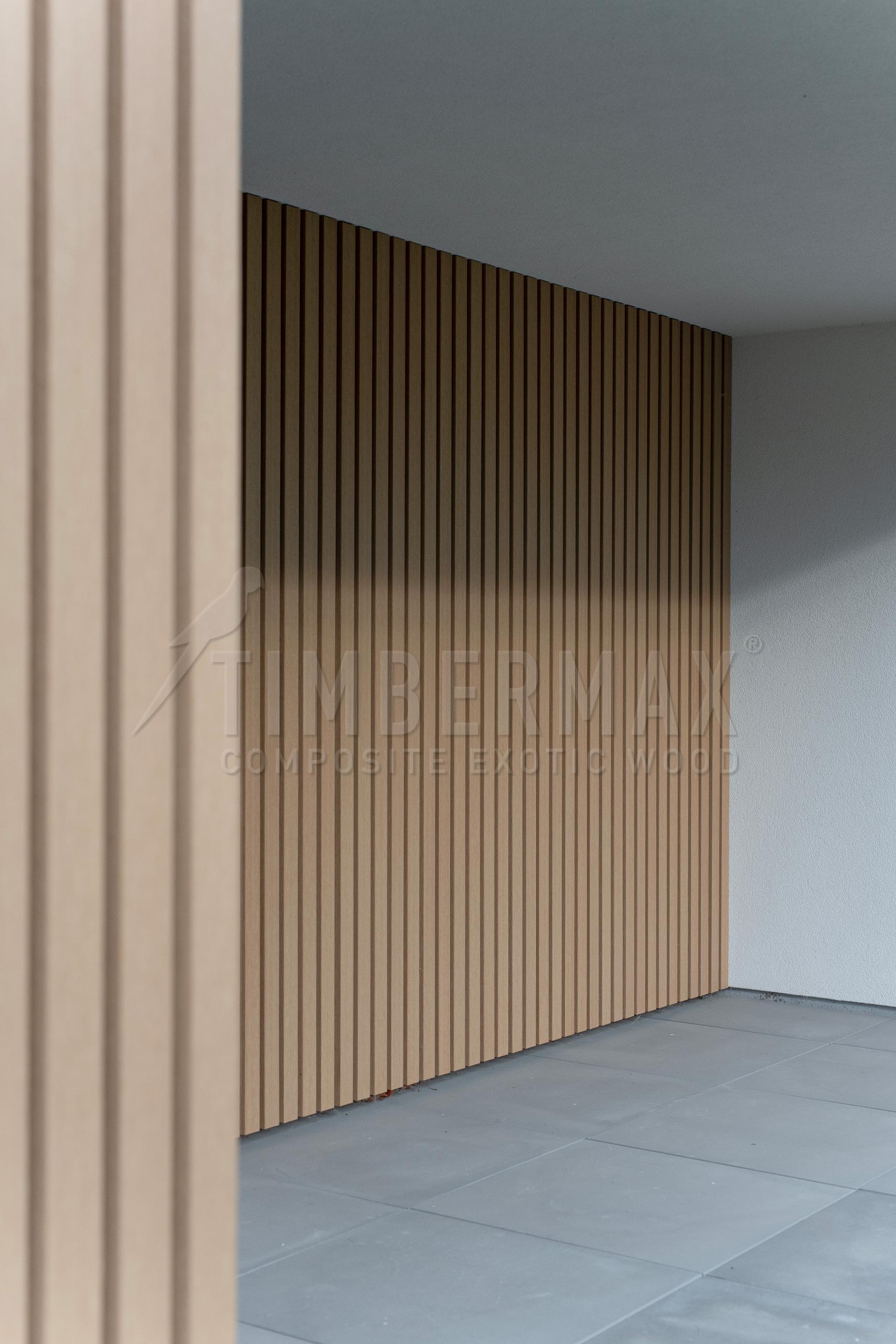detail lehkého lamelového fasádního obkladu s imitací dřeva