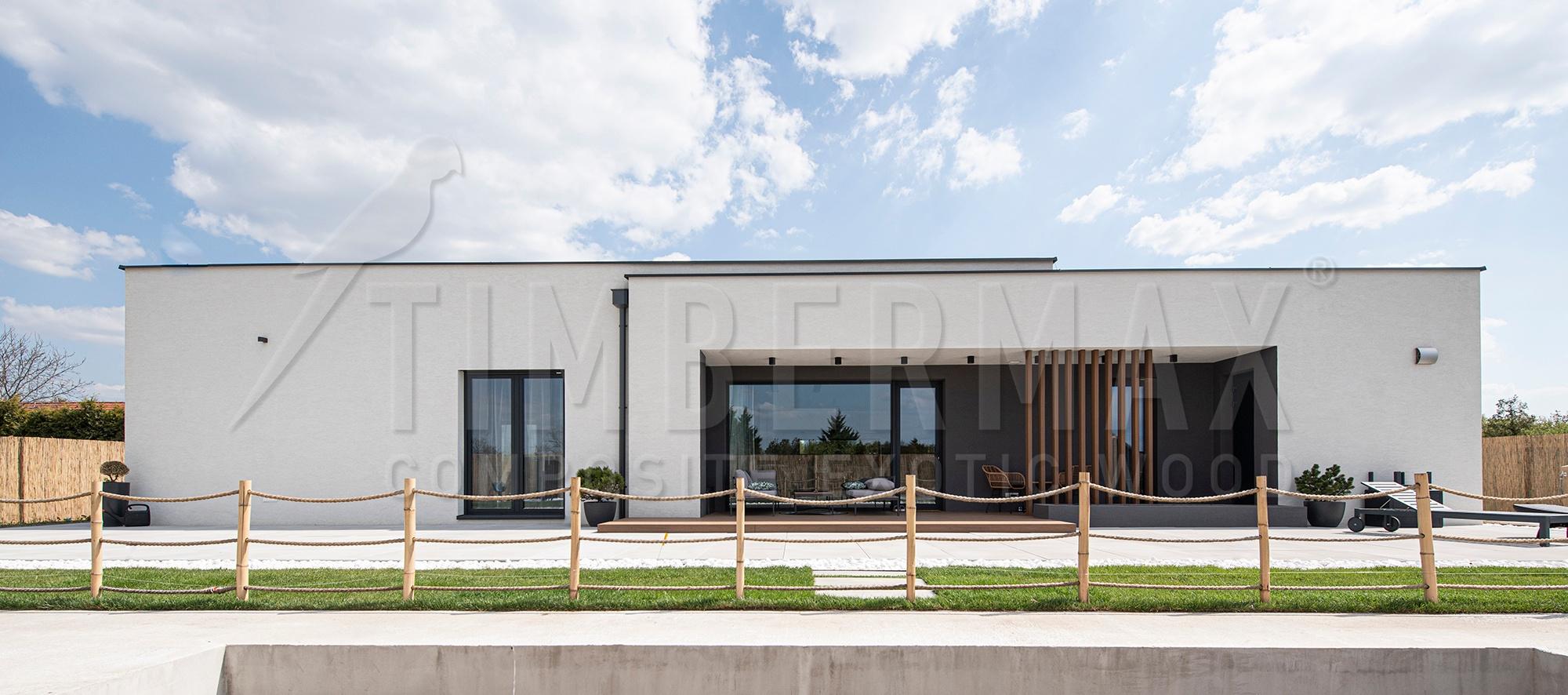 moderní dům s terasou z kompozitních terasových prken a lamelovou fasádou designový fasádní obklad