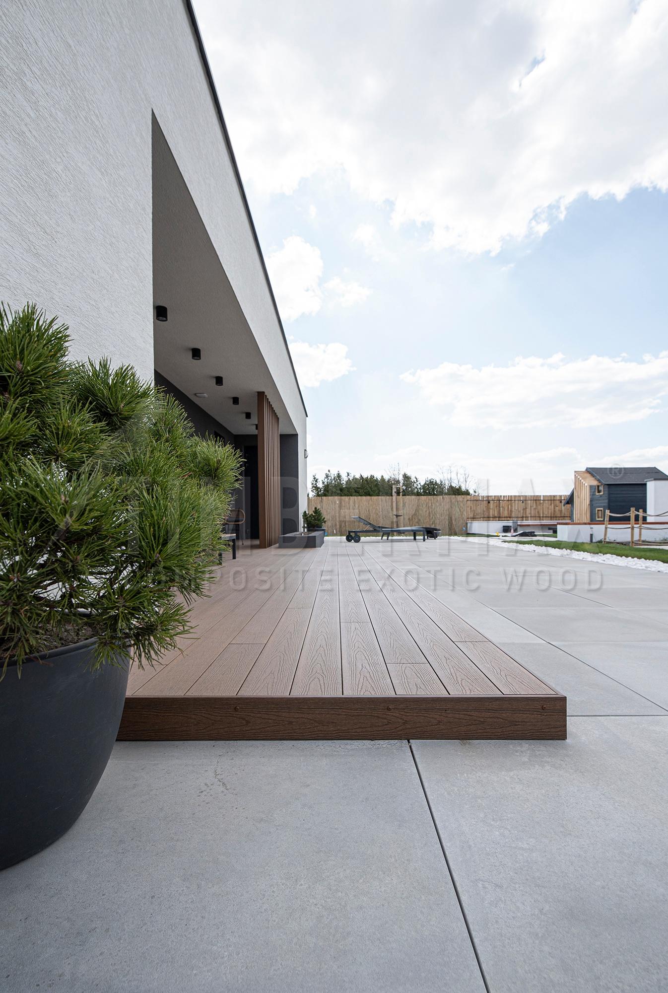 terasová prkna z kompozitu při moderní architektuře domu