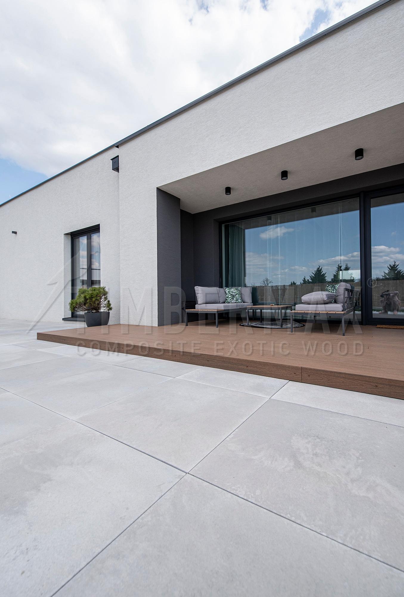 terasová prkna z kompozitu u moderního domu s minimalistickou architekturou