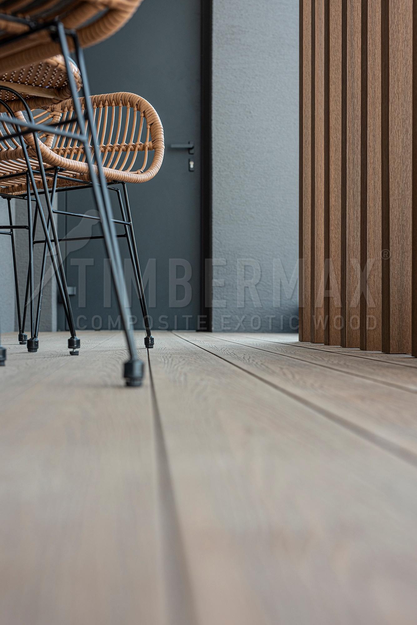detail wpc terasových prken u zahradního nábytku