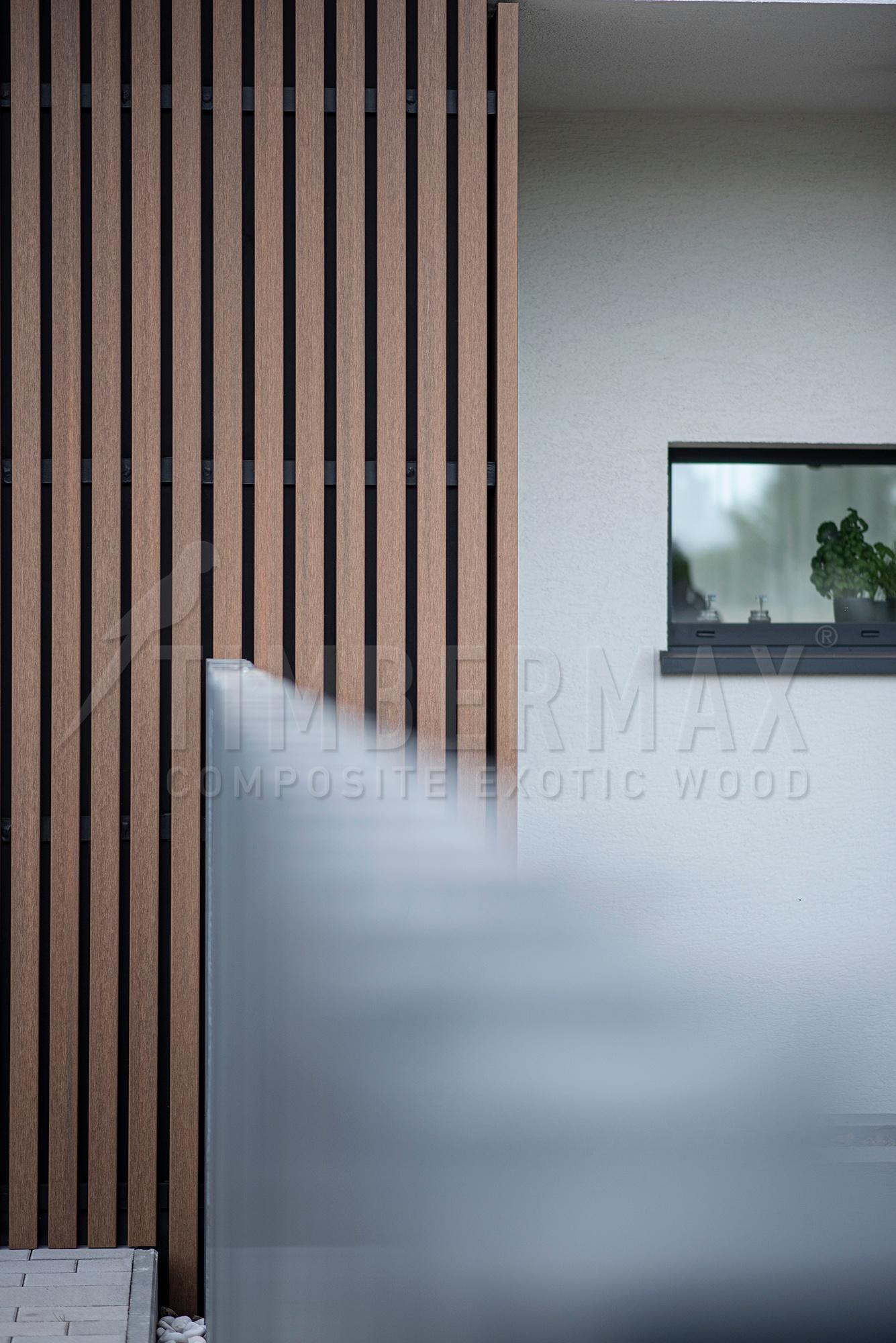 detail lamelové fasády v kombinaci se slunolamy