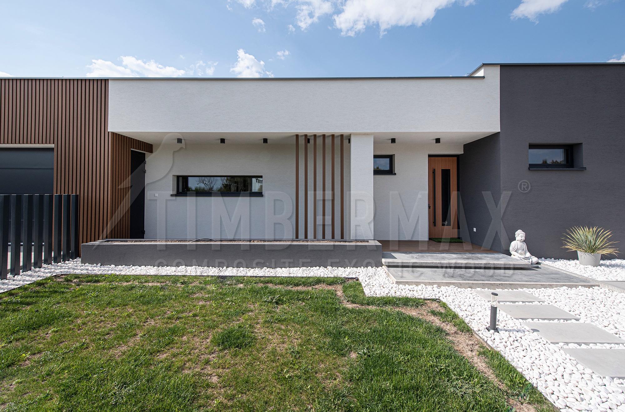 moderní rodinný dům s lamelovou fasádou a vertikálními lamelami