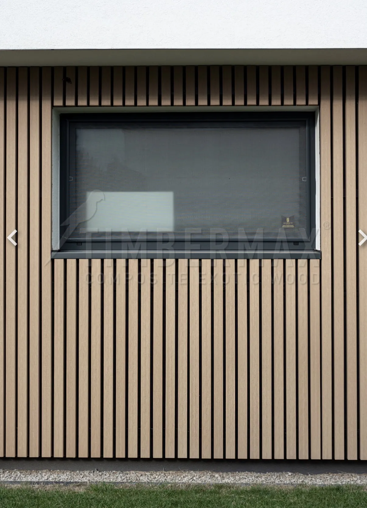 Detail svislých fasádních lamel Timbermax P60 u tmavého okna, realizace Jazdecká.